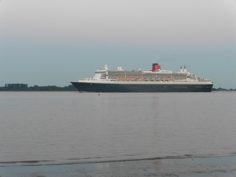 Die Queen Mary vor Krautsand